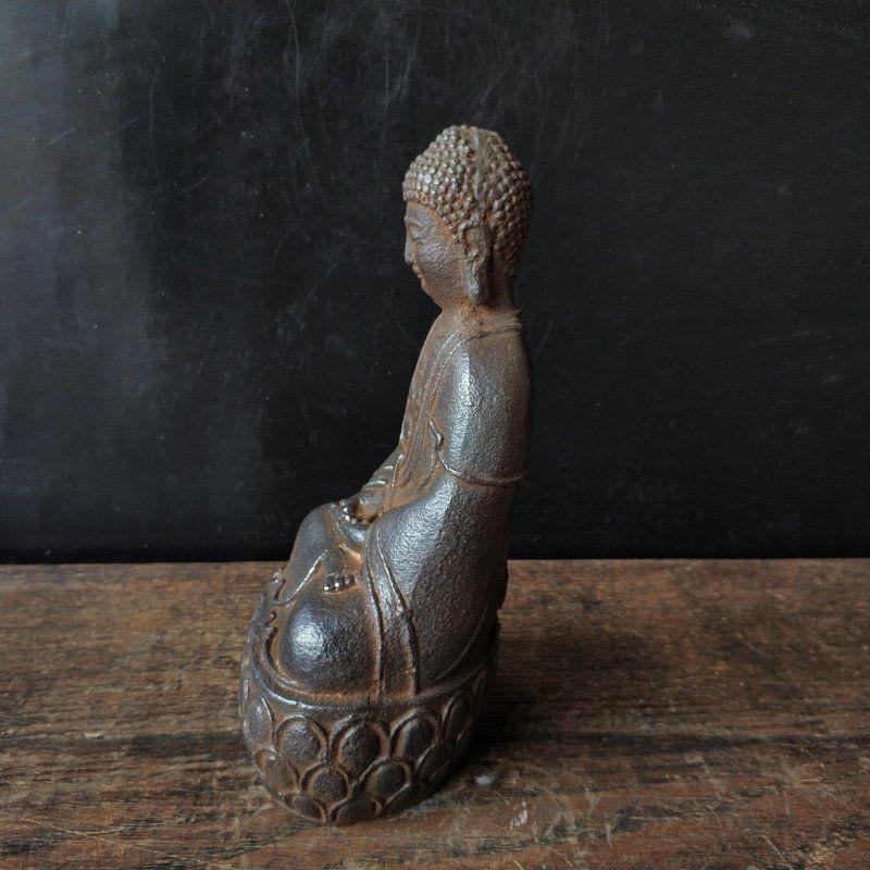 Statue du Bouddha Shakyamuni en fer ancien de 24 cm assis sur un lotus État moyen - En vente à 景德镇市, CN