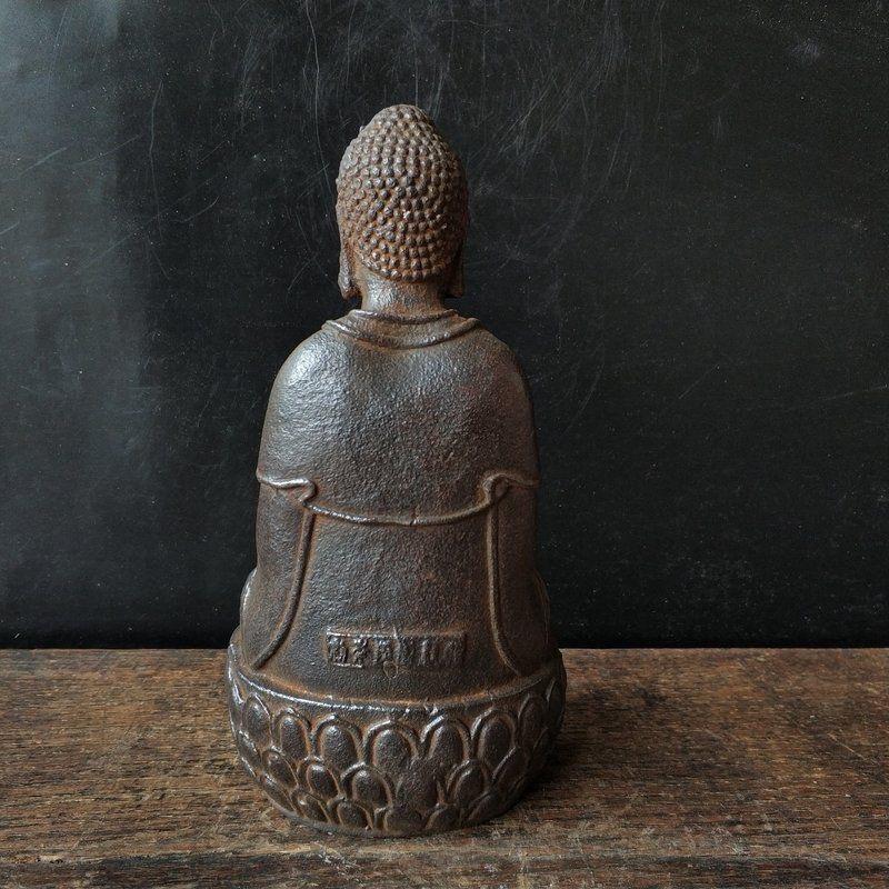 XIXe siècle Statue du Bouddha Shakyamuni en fer ancien de 24 cm assis sur un lotus en vente