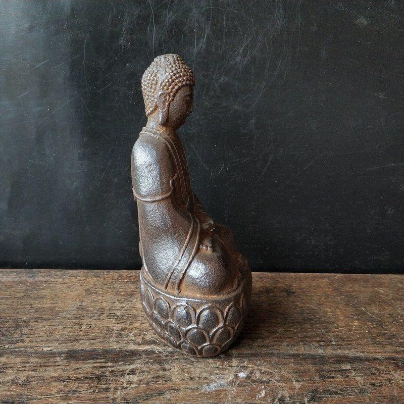 Fer Statue du Bouddha Shakyamuni en fer ancien de 24 cm assis sur un lotus en vente