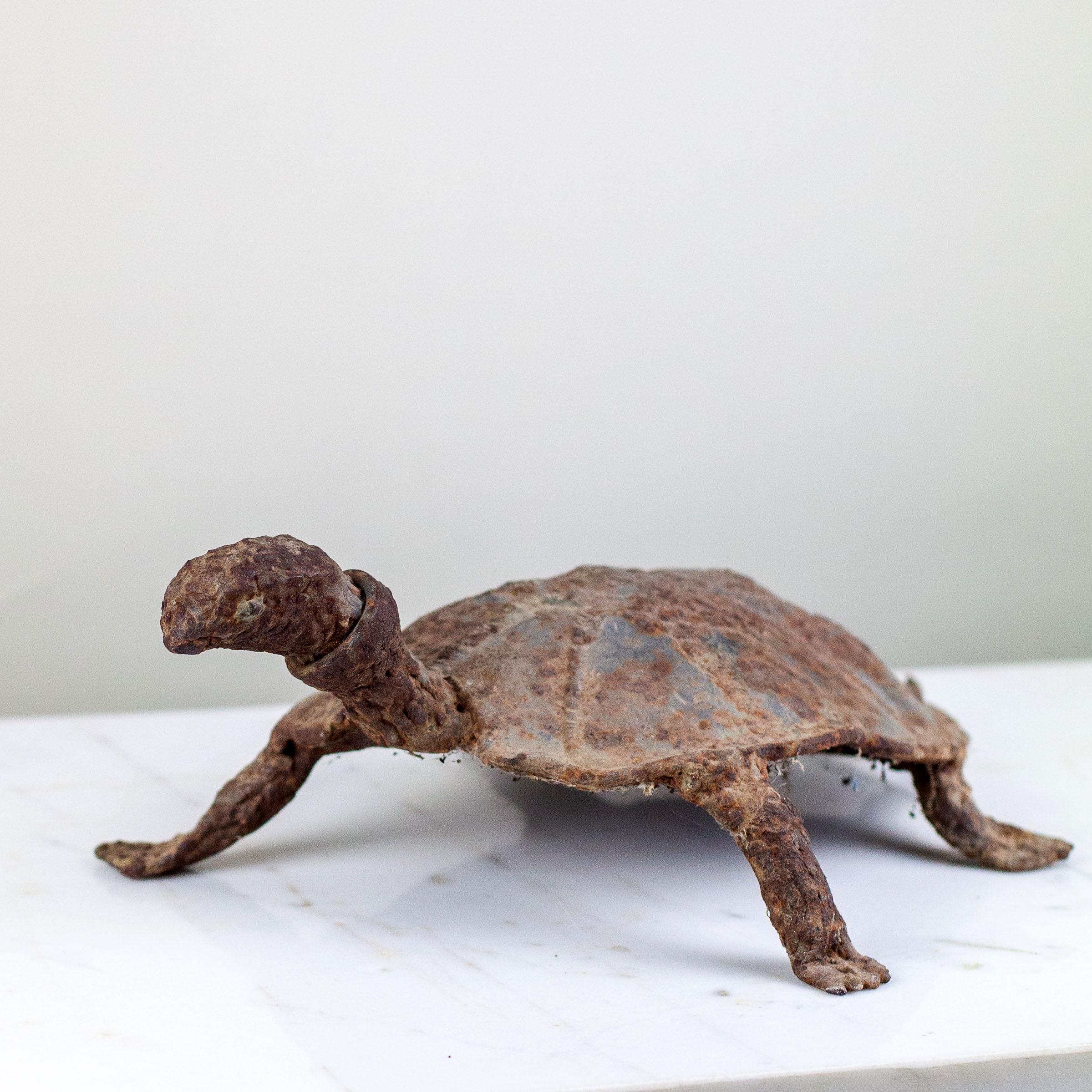 Fleurdetroit vous présente cette amusante tortue en fer datant du début du vingtième siècle. Cette tortue d'art populaire peut être utilisée dans le jardin ou à l'intérieur comme objet d'art. 

Visitez notre devanture de magasin pour d'autres