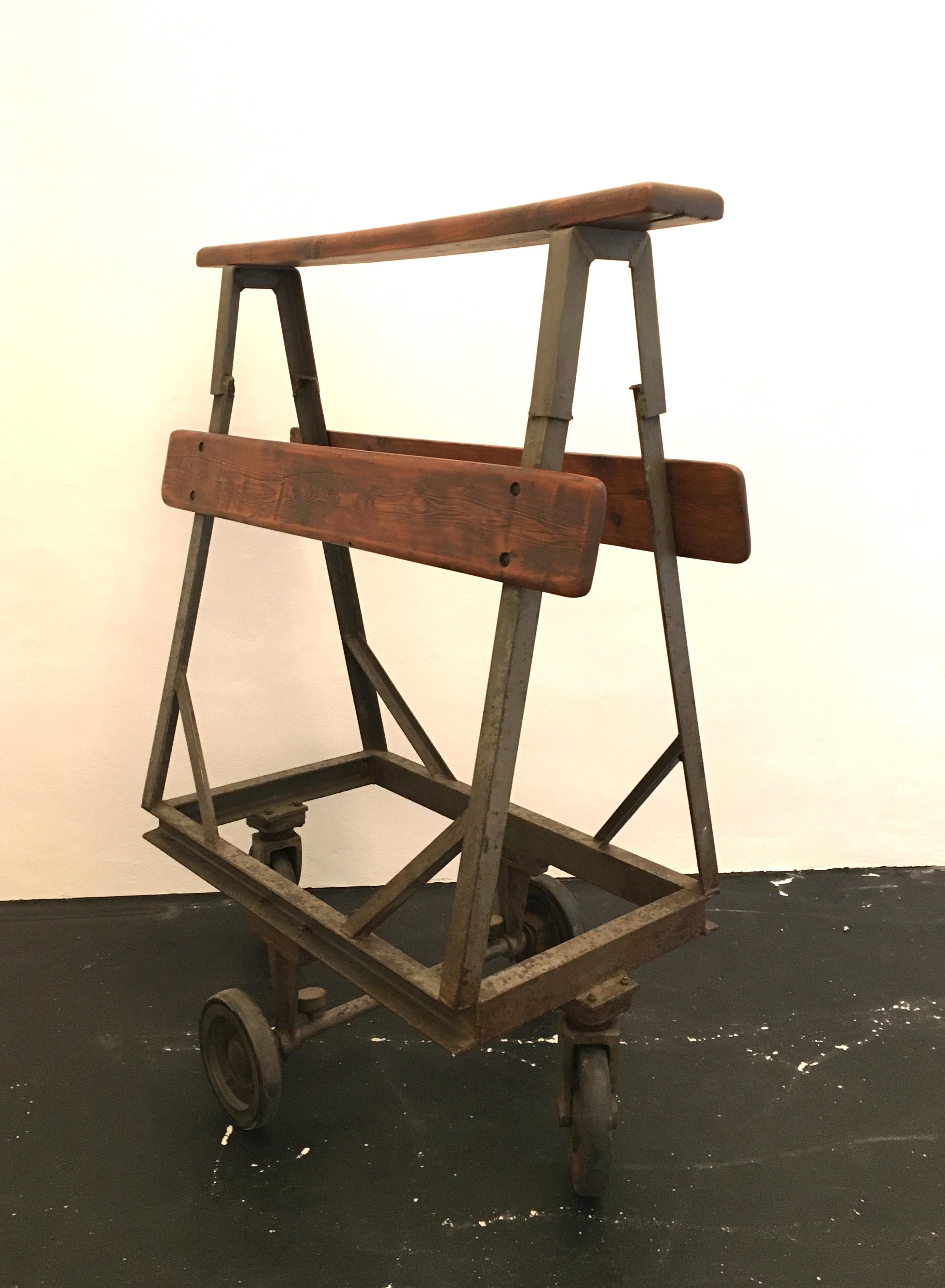 Dieser handgefertigte Industrie-Rollwagen wurde in den 1920er Jahren in der Tschechischen Republik hergestellt. Alter Rollwagen aus Holz und Eisen für den Transport von Lederhäuten in einer Lederfabrik aus dem frühen 20. In sehr gutem