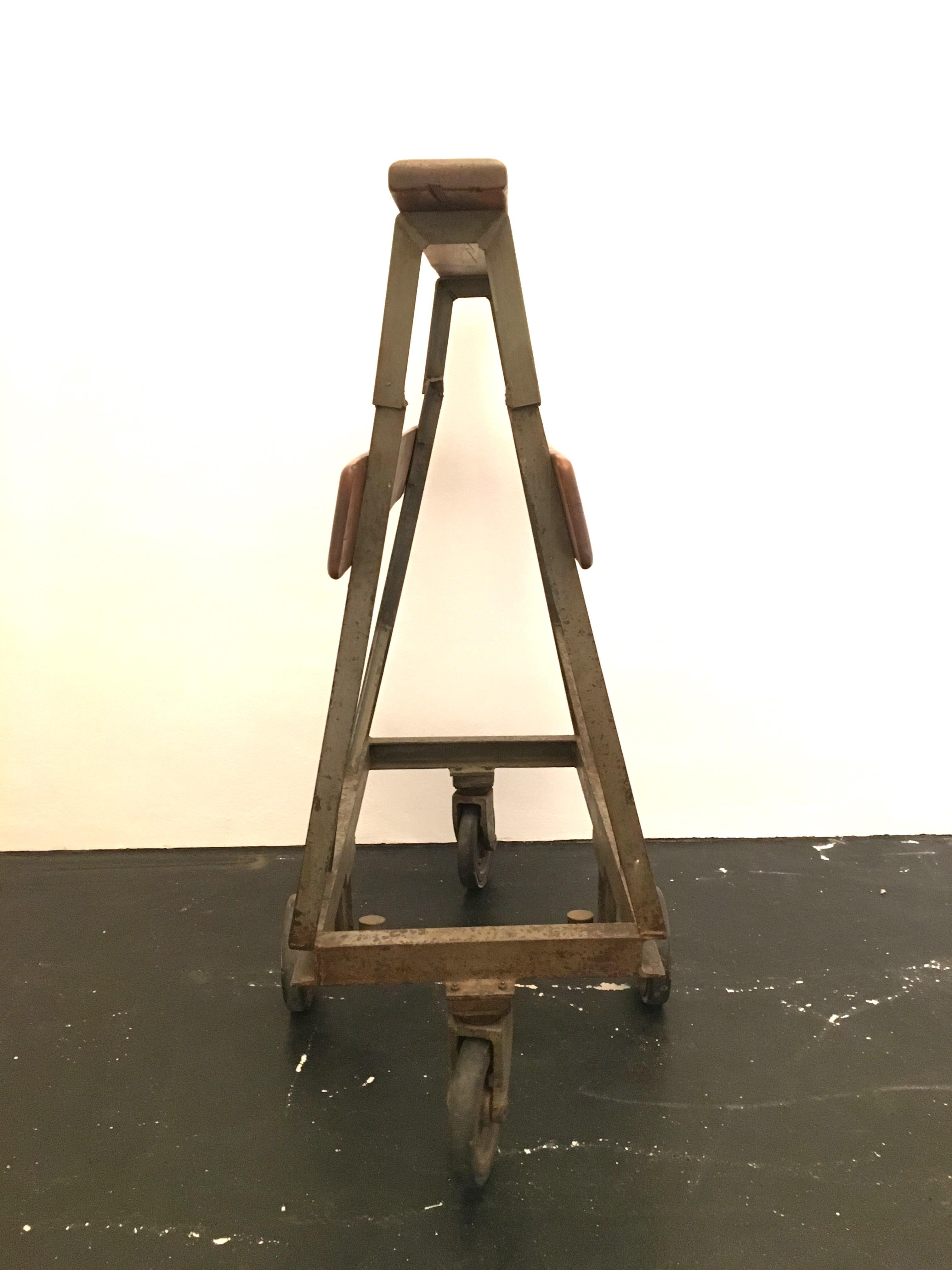 Antiguo carro rodante industrial de hierro y madera de cuero, años 20 Industrial en venta