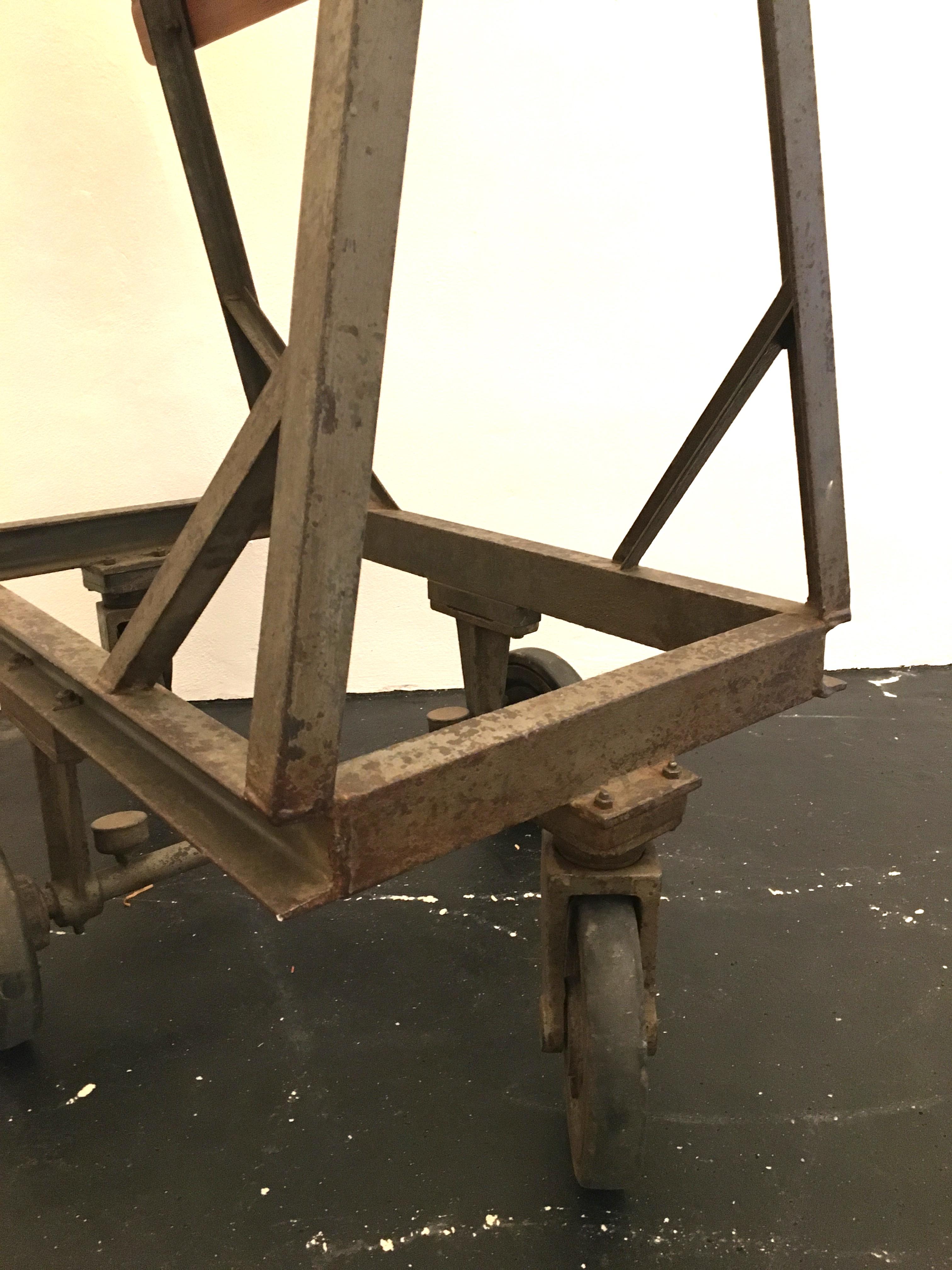 Alte Eisen Holz Industrie Rolling Cart Leder:: 1920er Jahre (Tschechisch) im Angebot