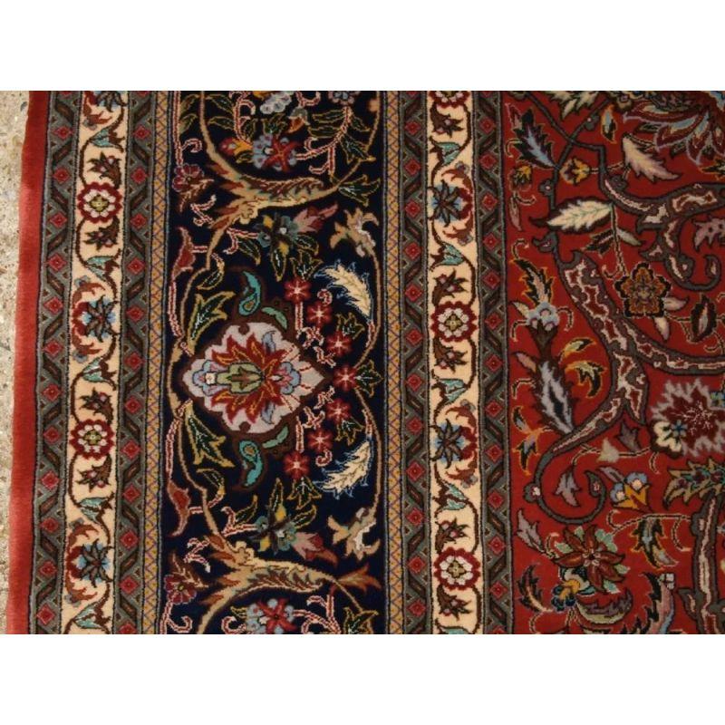 Old Isfahan Carpet of Fine Weave and Medallion Design In Good Condition For Sale In Moreton-In-Marsh, GB
