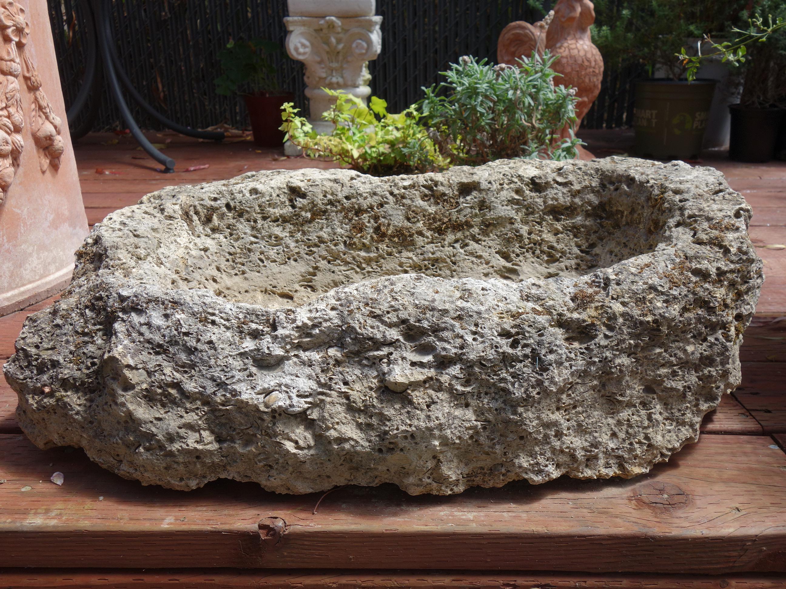 Old Italian Primitive Fossil Stein Trog Hand aus alten Kalkstein geschnitzt im Zustand „Gut“ im Angebot in Encinitas, CA