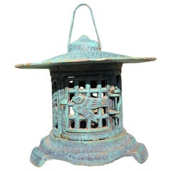 Ancienne lanterne japonaise bleue à motif "oiseaux et bambou"