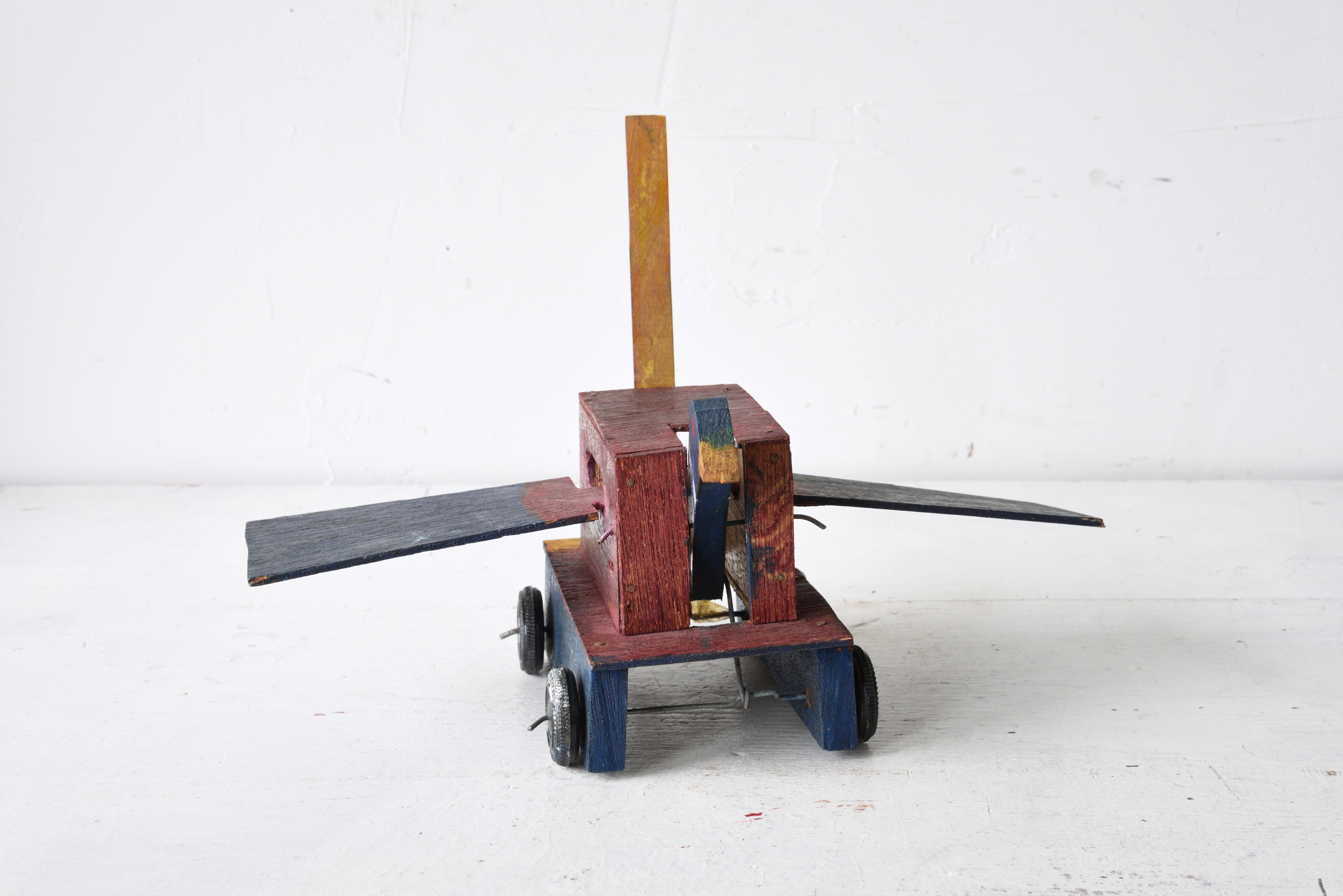 Antiguo juguete mecánico japonés como artesanía amateur de madera del periodo Showa, siglo XX. Cuando giraba hacia delante y hacia atrás con fuerza, sacudiendo la cabeza y batiendo las alas, pero como apenas y torpemente y simplemente encantador.