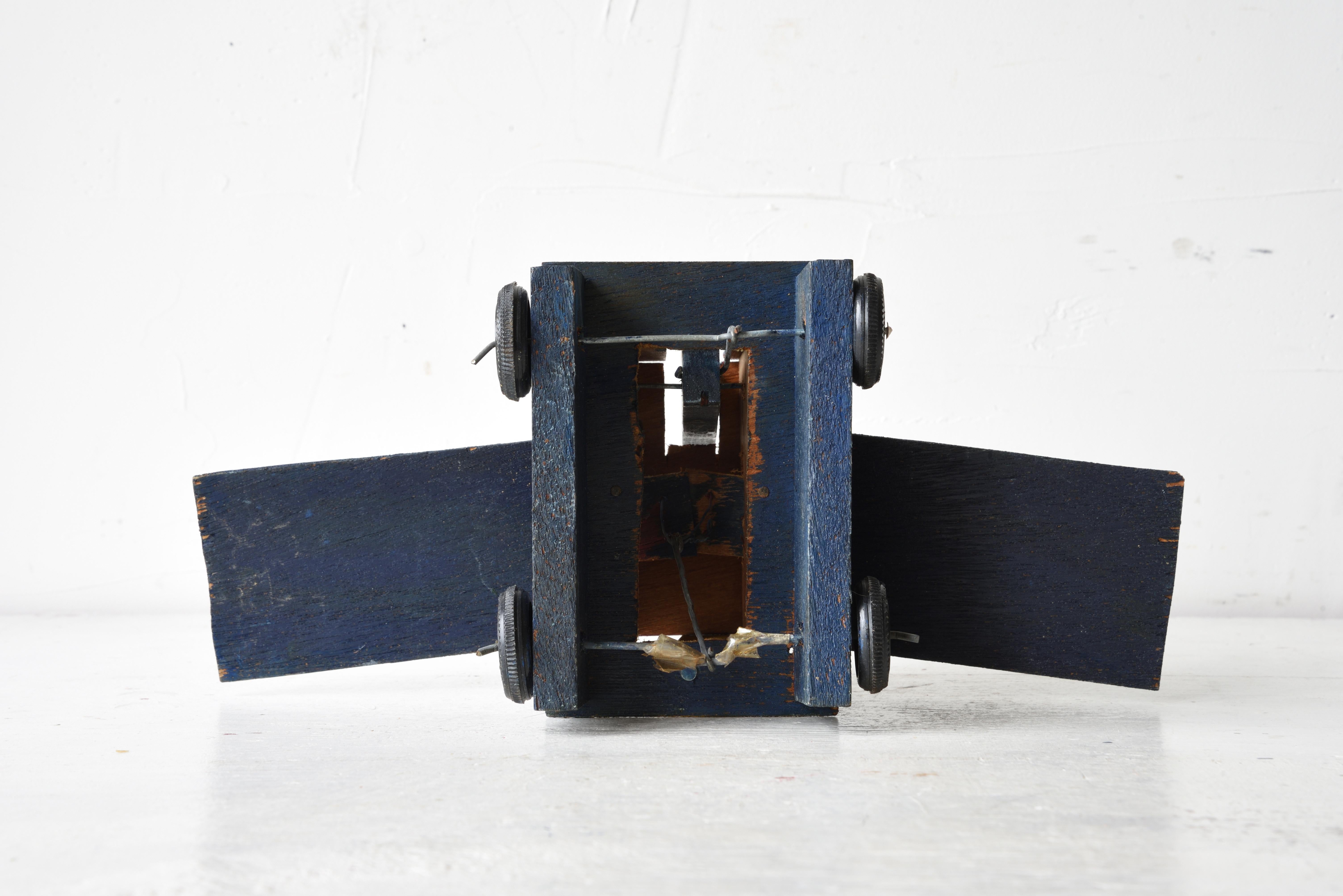 Viejo Japonés Anónimo Artesanía Mecánica Juguete de Madera Pájaro Volador con rueda siglo XX en venta