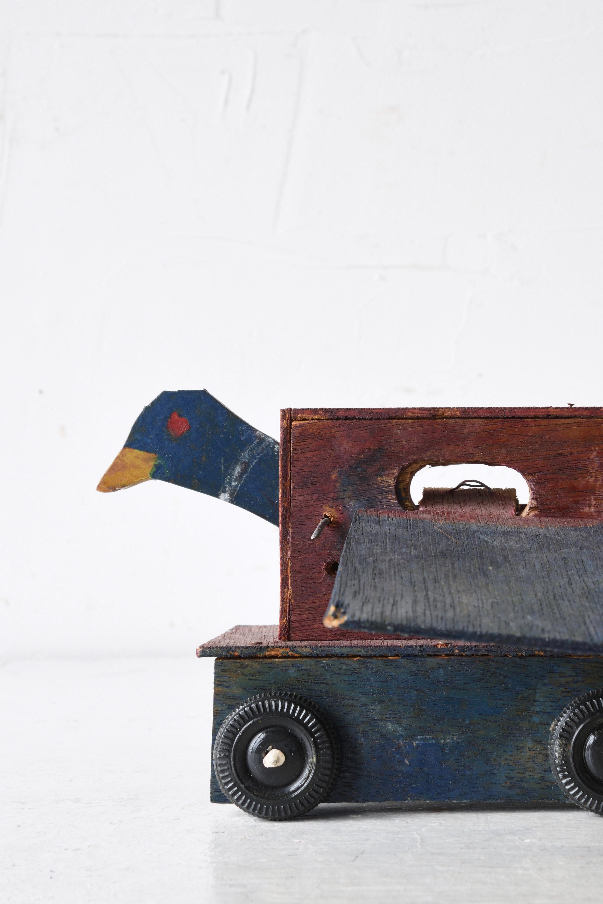 Viejo Japonés Anónimo Artesanía Mecánica Juguete de Madera Pájaro Volador con rueda en venta 1