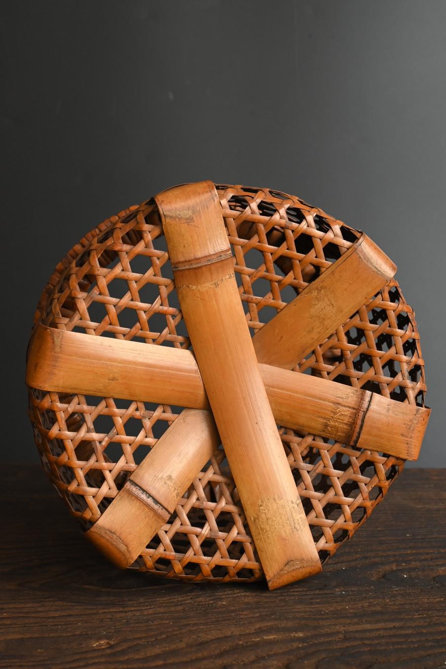 Antiguo jarrón japonés de flores tejidas de bambú / objeto de estilo japonés / siglo XX en venta 4