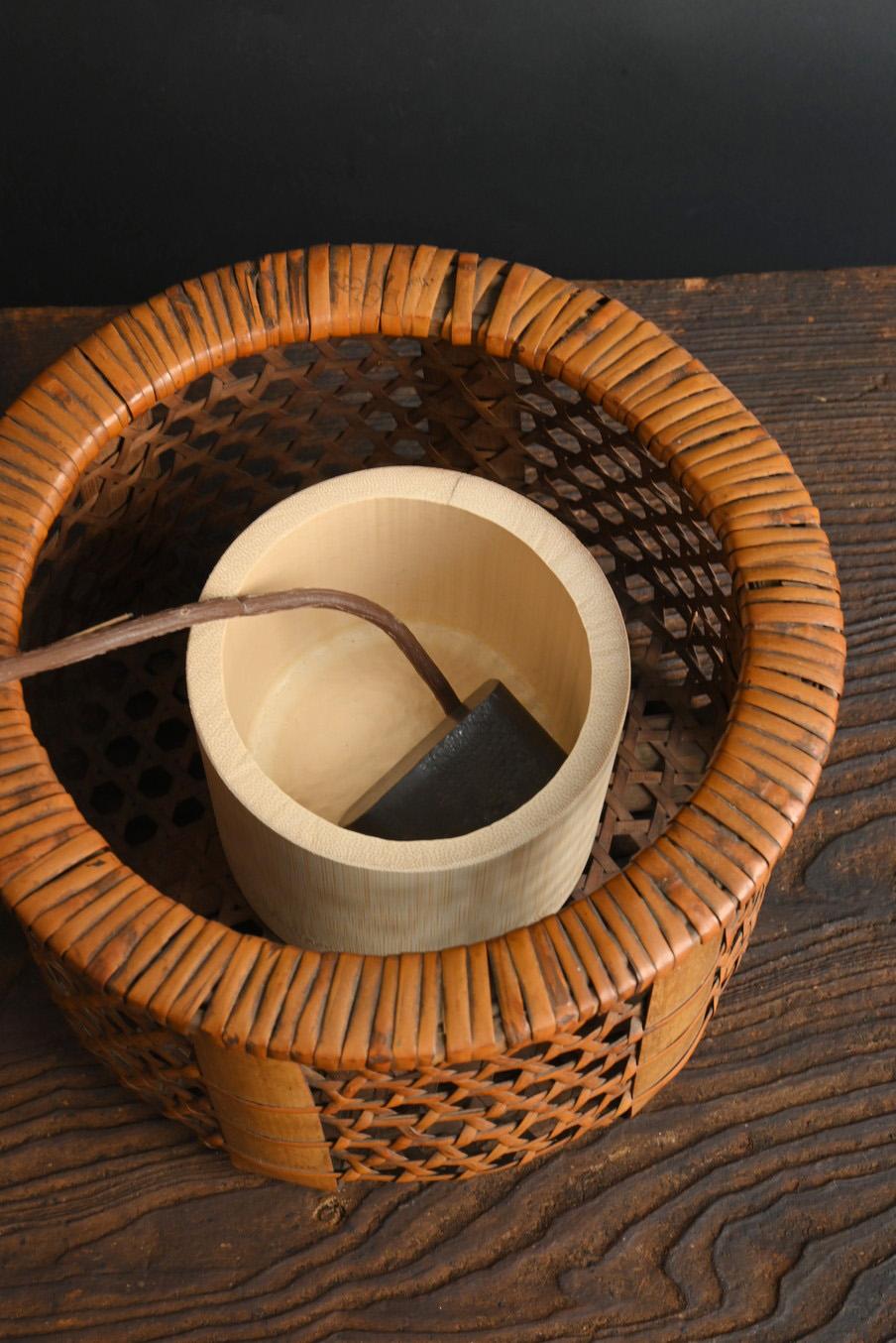 Antiguo jarrón japonés de flores tejidas de bambú / objeto de estilo japonés / siglo XX en venta 9