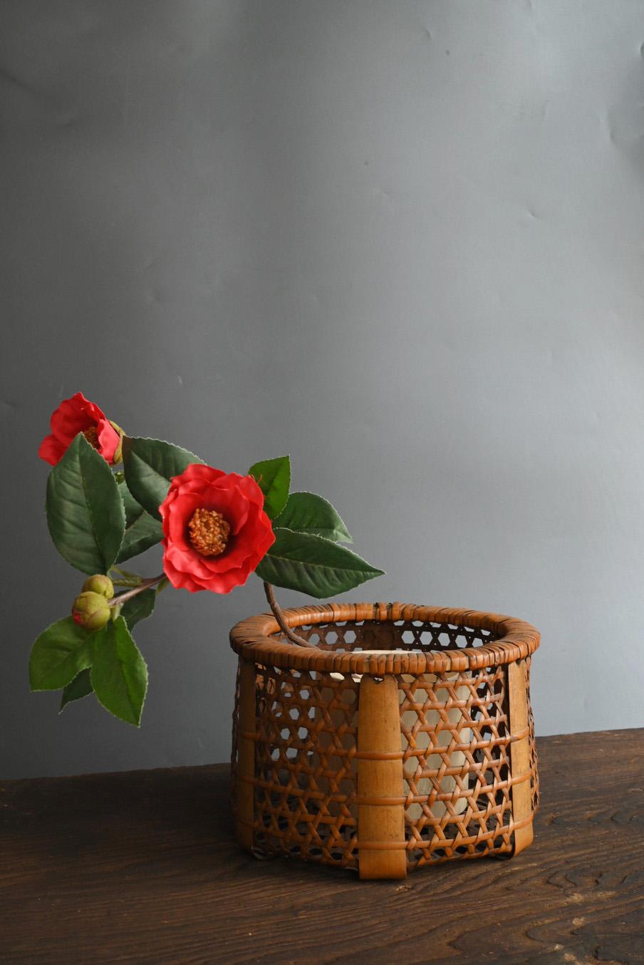 Antiguo jarrón japonés de flores tejidas de bambú / objeto de estilo japonés / siglo XX en venta 10