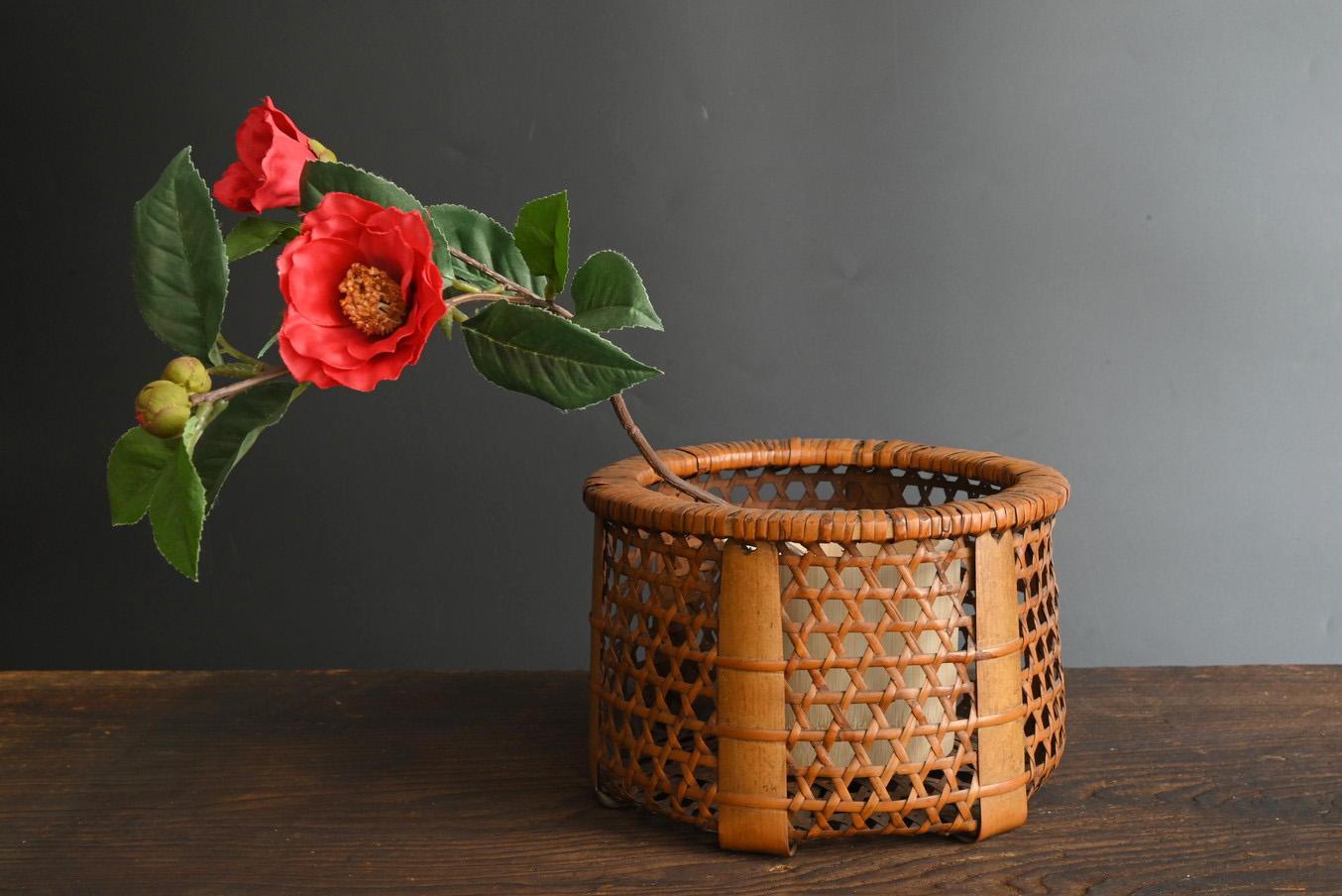 Este antiguo jarrón de bambú refleja la belleza tradicional de Japón.
Con un diámetro de 23 cm, una altura de 15,4 cm y un peso de sólo 0,5 kg, es fácil de manejar y añadirá sutilmente color a los espacios cotidianos, como en una estantería, en una