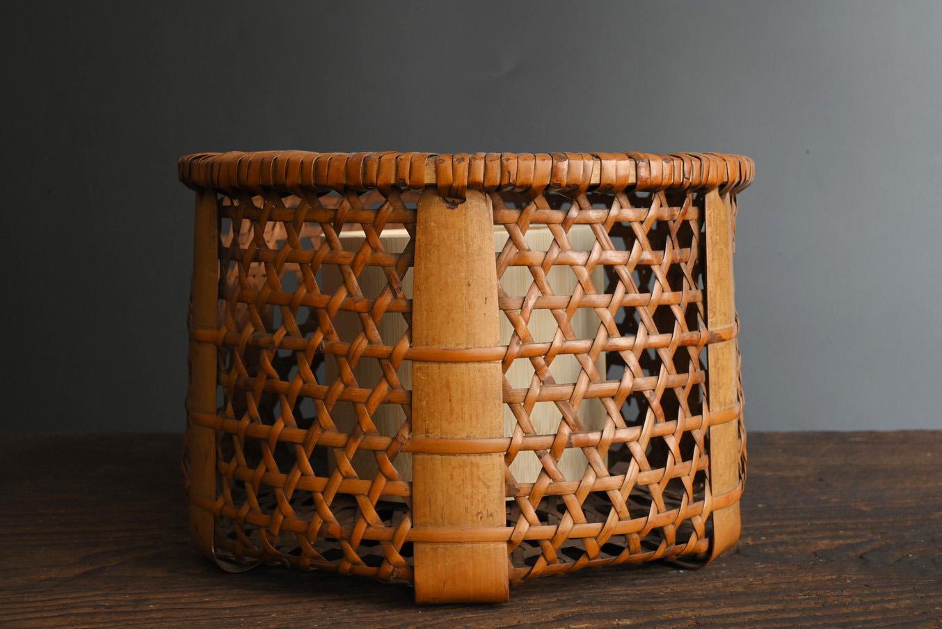 Antiguo jarrón japonés de flores tejidas de bambú / objeto de estilo japonés / siglo XX Taisho en venta