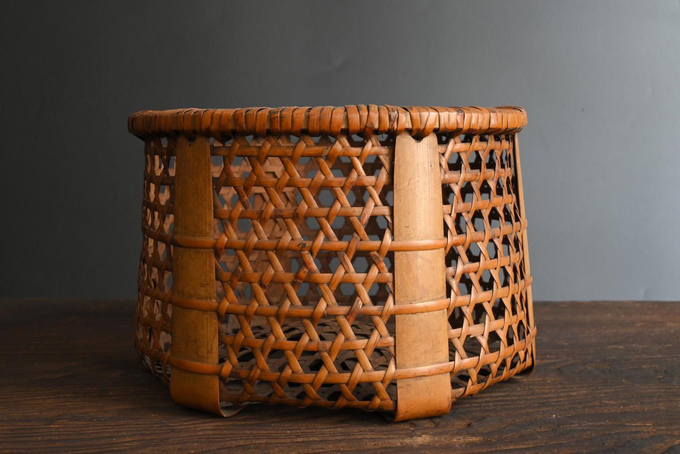 Antiguo jarrón japonés de flores tejidas de bamb�ú / objeto de estilo japonés / siglo XX Japonés en venta