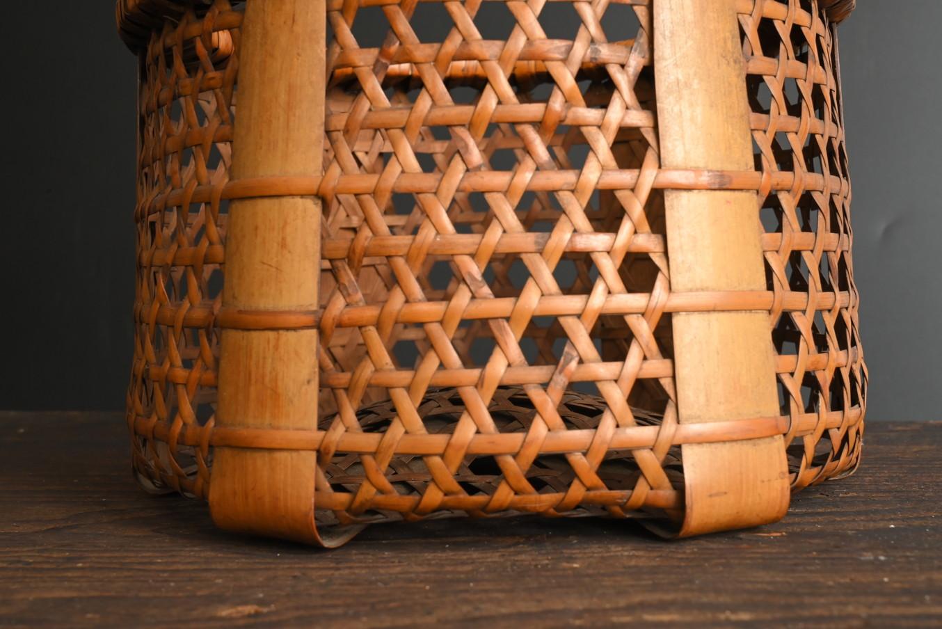 Antiguo jarrón japonés de flores tejidas de bambú / objeto de estilo japonés / siglo XX Tejido a mano en venta
