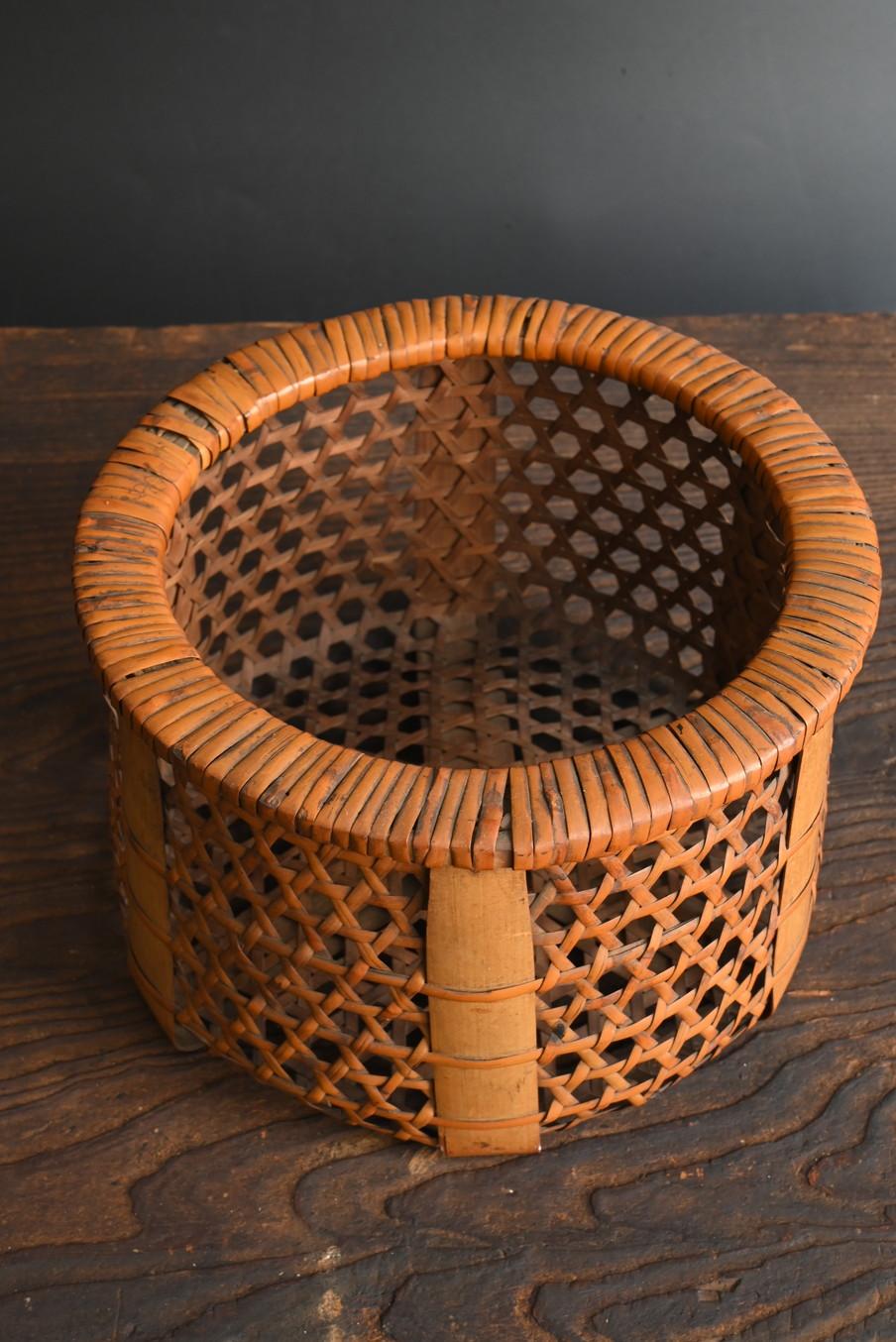 Antiguo jarrón japonés de flores tejidas de bambú / objeto de estilo japonés / siglo XX en Bueno estado para la venta en Sammu-shi, Chiba