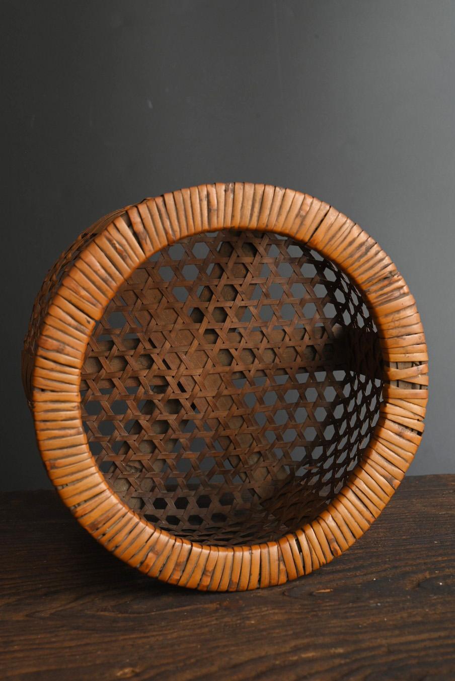 Antiguo jarrón japonés de flores tejidas de bambú / objeto de estilo japonés / siglo XX en venta 2