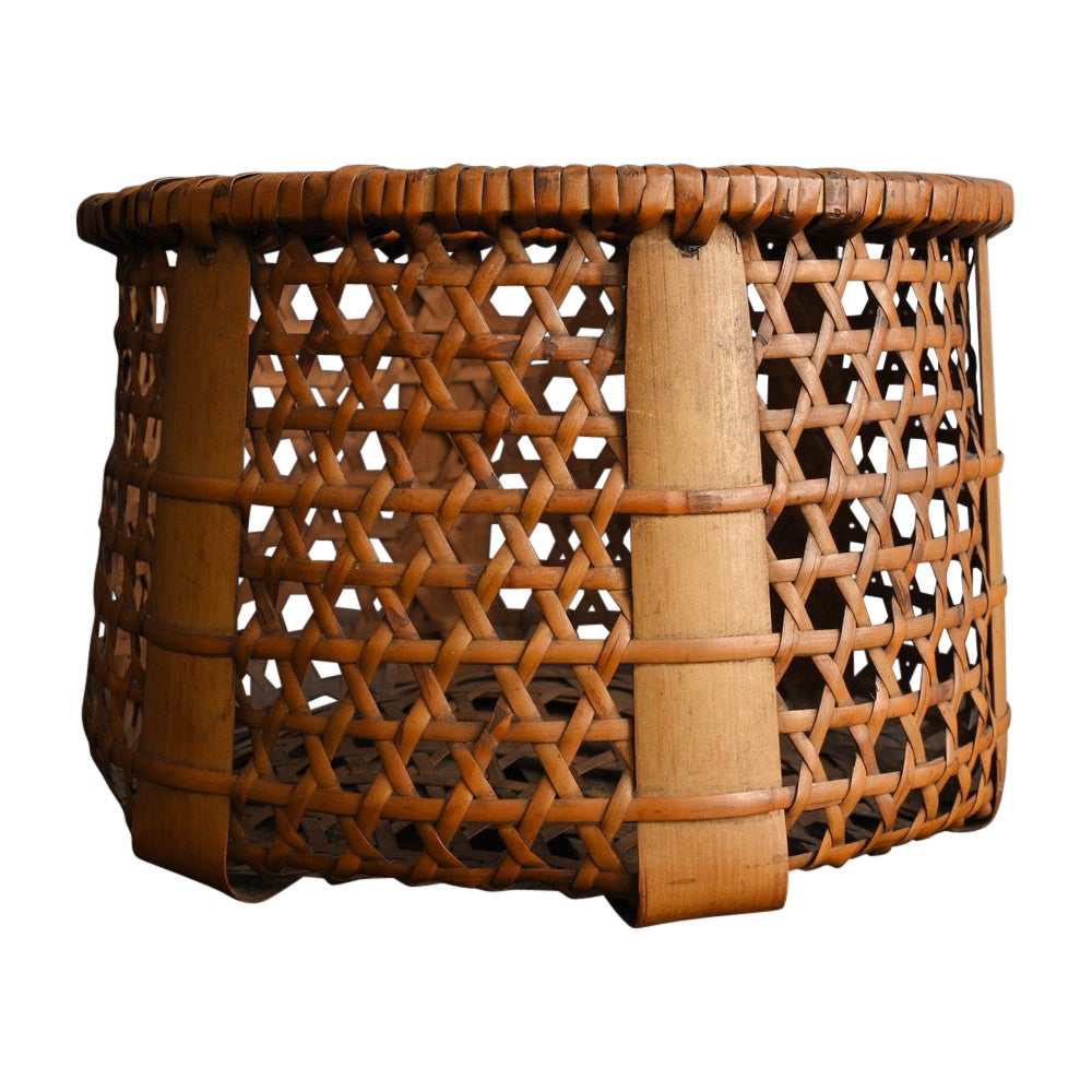 Antiguo jarrón japonés de flores tejidas de bambú / objeto de estilo japonés / siglo XX en venta
