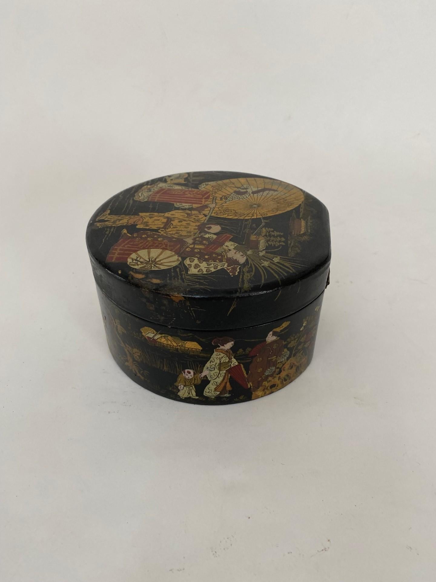 Peint à la main Ancienne boîte ronde décorative japonaise en papier mâché laqué noir avec couvercle à charnière en vente
