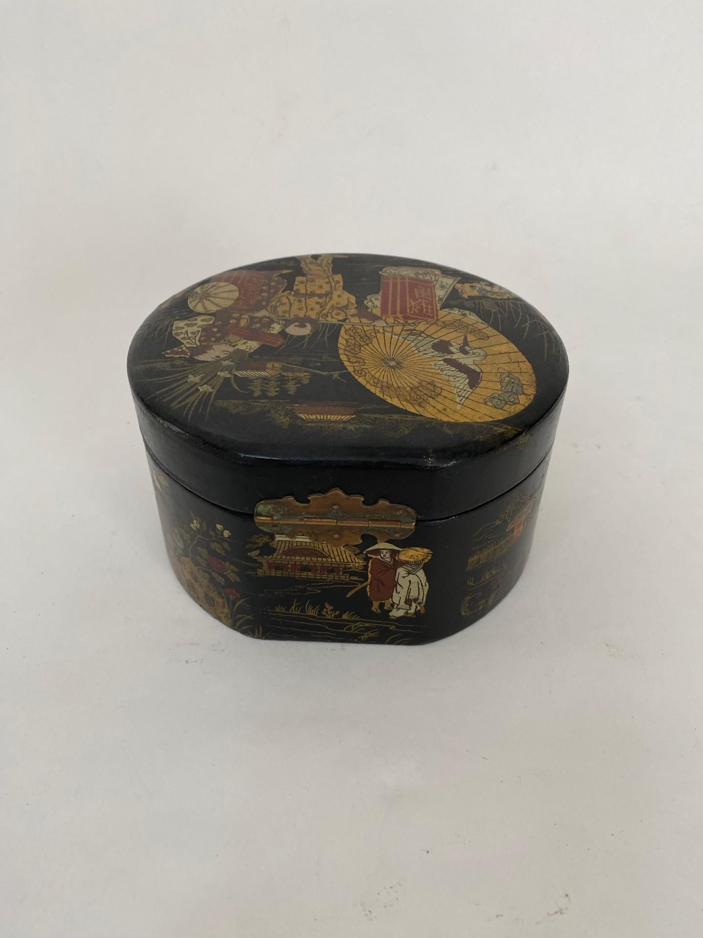 Old Japanese Black Lacquered Decorative Round Papier Mache Box with Hinged Top In Good Condition For Sale In North Salem, NY