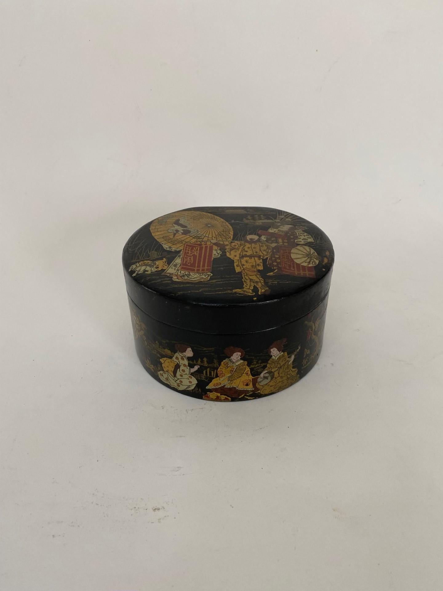 Papier Ancienne boîte ronde décorative japonaise en papier mâché laqué noir avec couvercle à charnière en vente