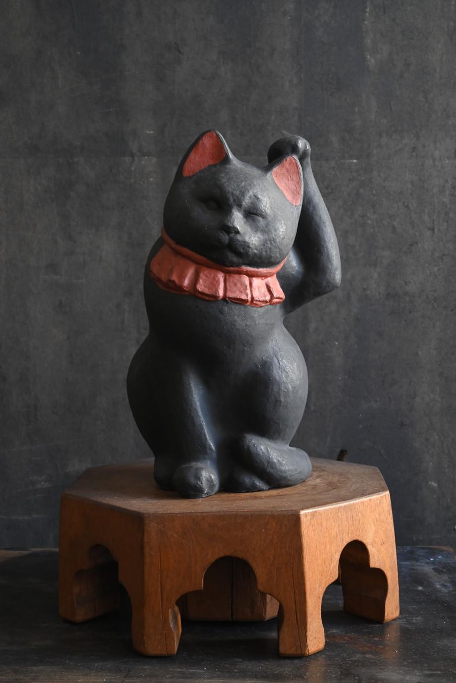 Ancien objet japonais maneki-neko noir / 20e siècle / ornement porte-bonheur en vente 5