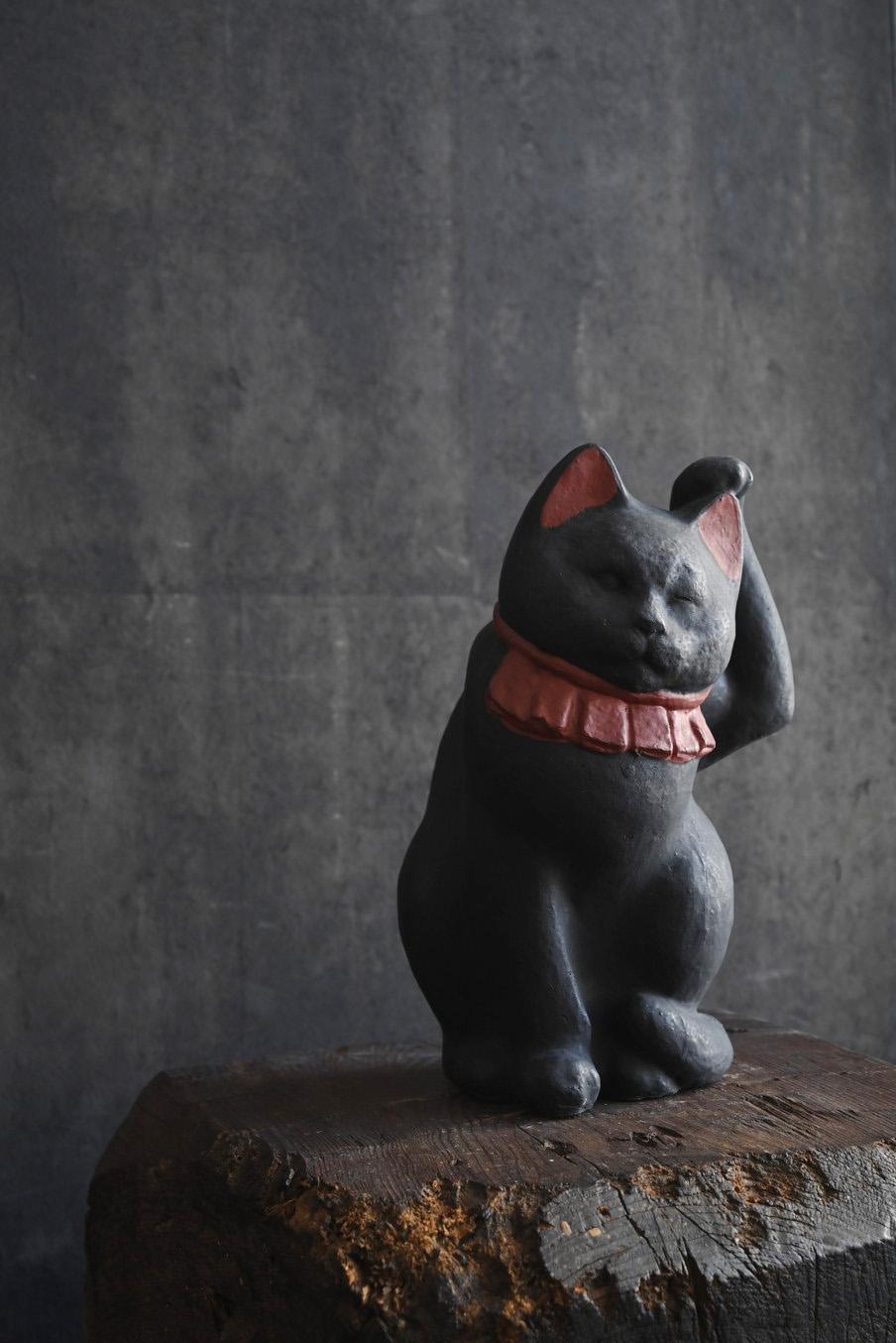 Showa Ancien objet japonais maneki-neko noir / 20e siècle / ornement porte-bonheur en vente