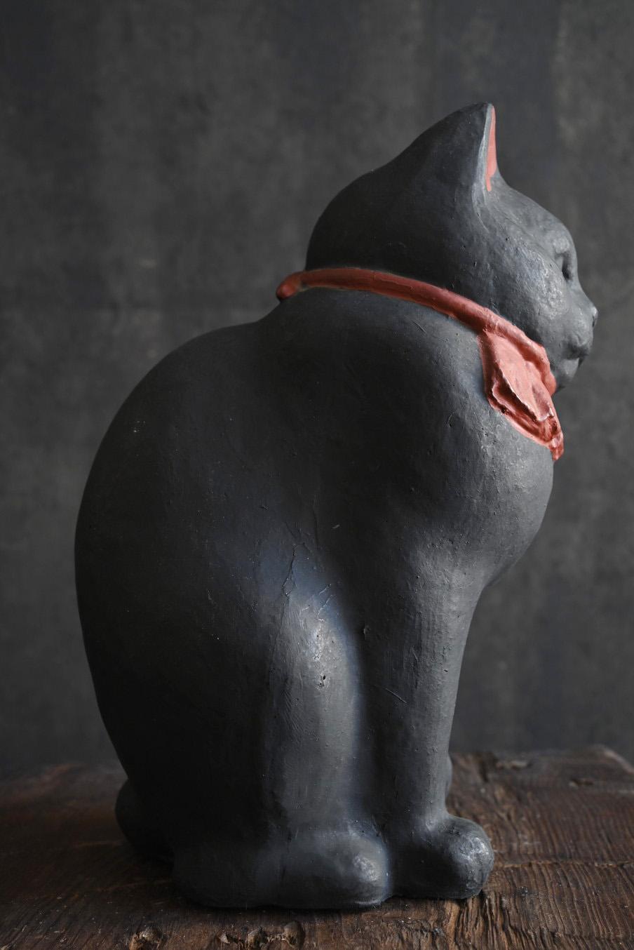 Plâtre Ancien objet japonais maneki-neko noir / 20e siècle / ornement porte-bonheur en vente