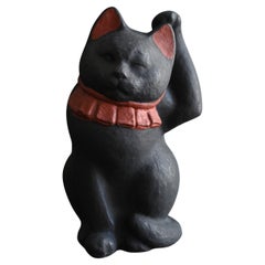 Antico oggetto giapponese nero maneki-neko / XX secolo / ornamento portafortuna