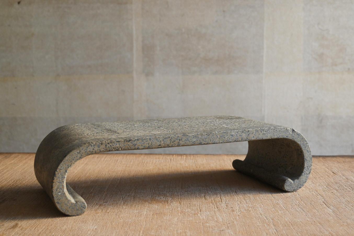 This is a small stand made of old Japanese concrete.
This shape is called 