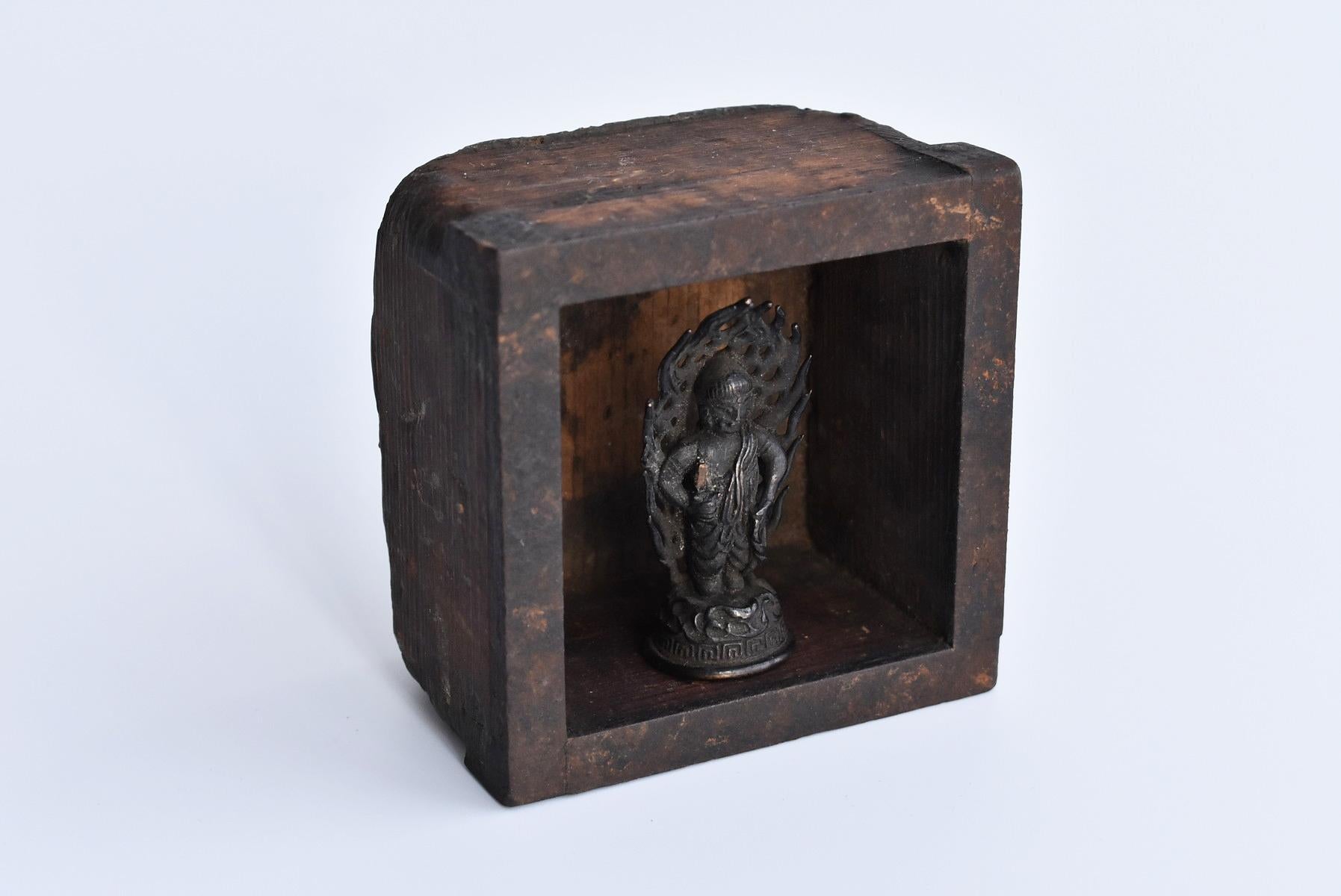 A small copper Buddha statue from the Muromachi period to the early Edo period (16th to 17th centuries) and a wooden box (Masu) from the Edo period.

The name of the Buddha statue is 