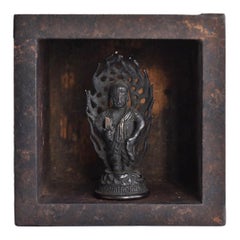 Ancienne statue japonaise de Bouddha en cuivre et boîte en bois / 16e-17e siècles