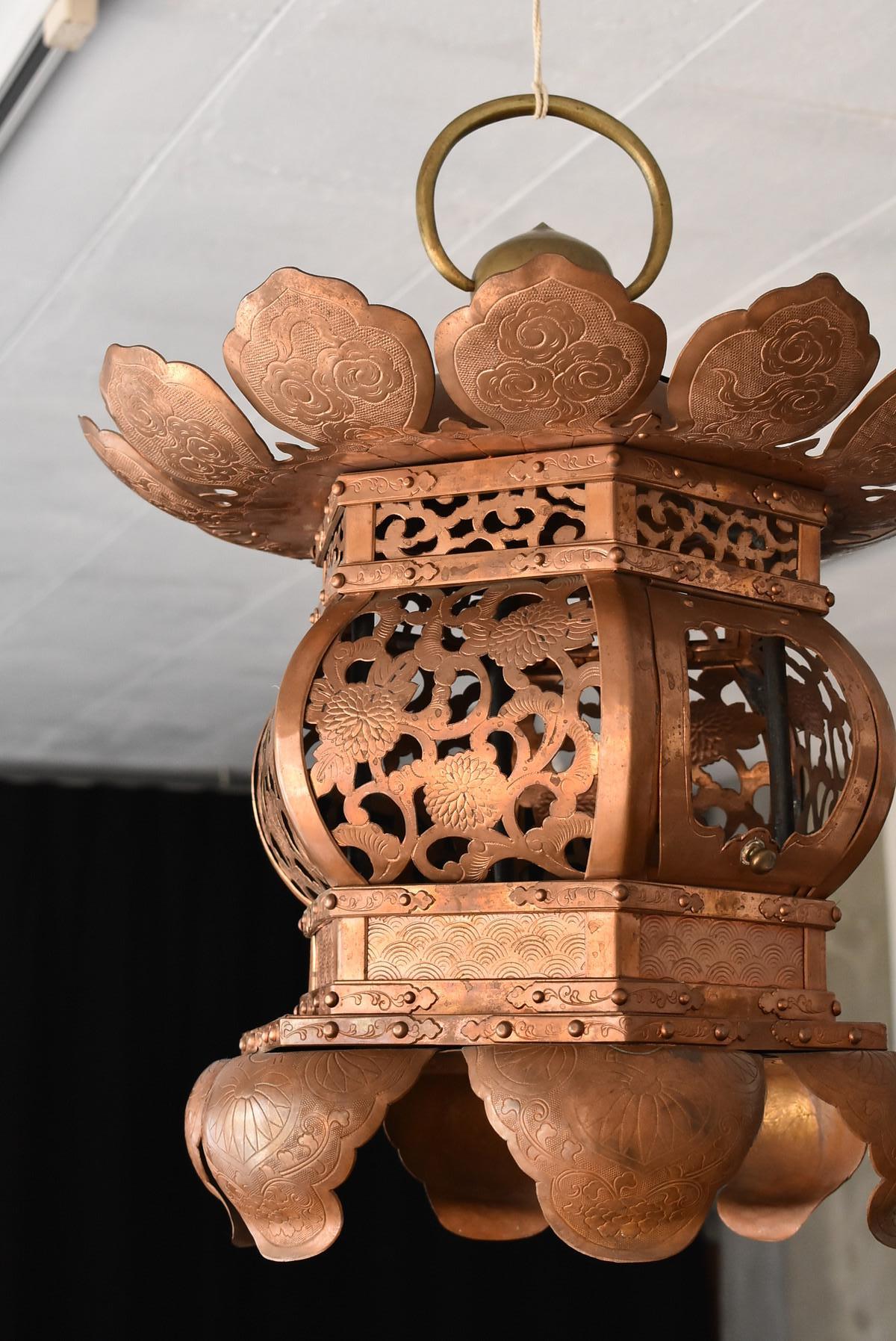 A copper hanging lantern made in the Showa period in Japan.
Lanterns are lighting fixtures displayed in Japanese temples.
This is a very luxurious and polite structure with engraving.
We make good use of thin copper plates.
It’s very