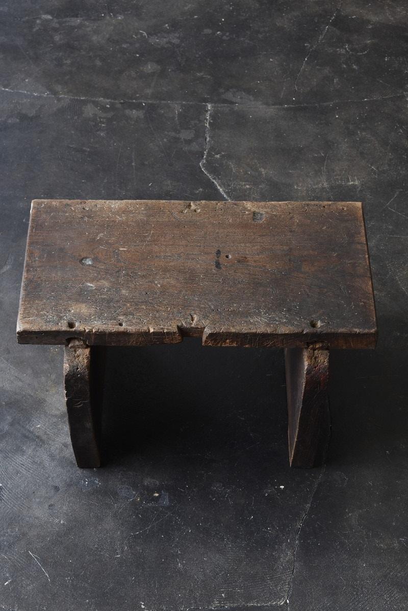 This is a workbench used by Japanese craftsmen built in the early to mid Showa period (1926-1960).
I don't know what kind of genre the craftsman is.

The material of the wood is zelkova.
Very hard and heavy, it was often used as a tool used by