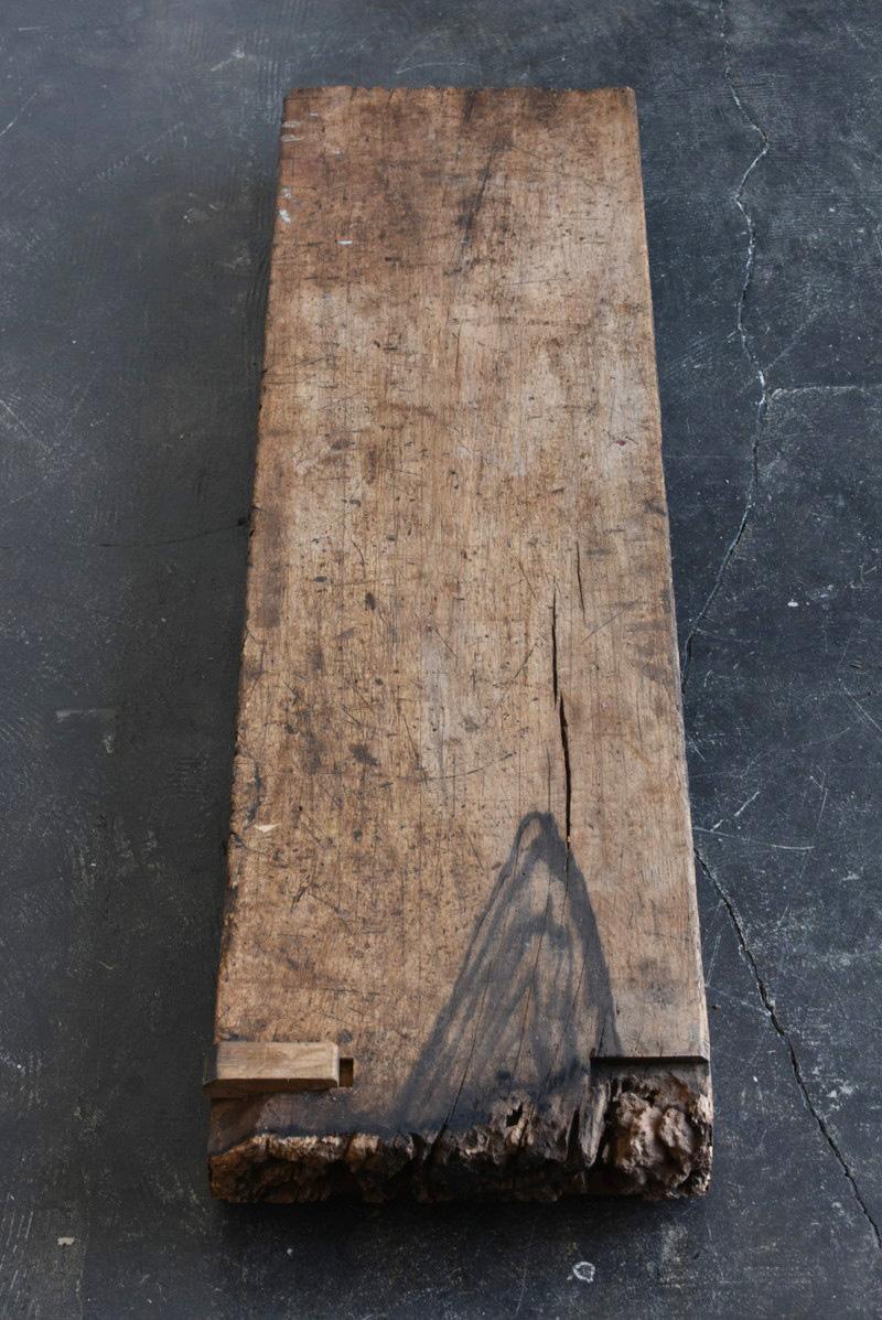 It is a work table used by old Japanese craftsmen.
This was used to hang a plane on a wooden square bar.
It is an item from the Showa period.

The material is Persimmon tree.

It is heavy and hard.
However, there is no big warp and I think it