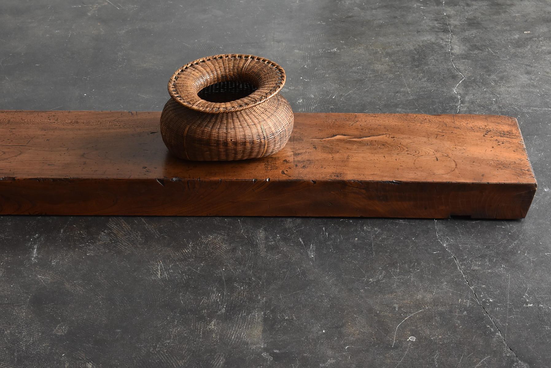 It is a work table used by old Japanese craftsmen.
This was used to hang a plane on a wooden square bar.
It is an item from the Showa period.

The material is zelkova.

It is heavy and hard.
However, there is no big warp and I think it is in