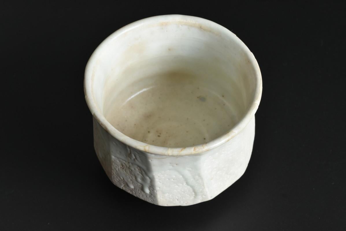 Alte alte japanische achteckige weiße Glasschale / 1926-1970 / Kaffeetasche (20. Jahrhundert) im Angebot