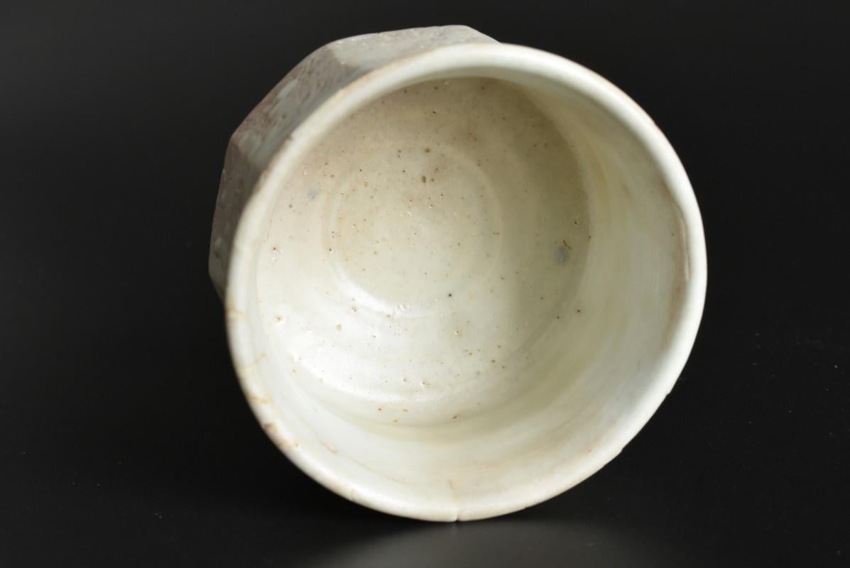 Alte alte japanische achteckige weiße Glasschale / 1926-1970 / Kaffeetasche (Töpferwaren) im Angebot