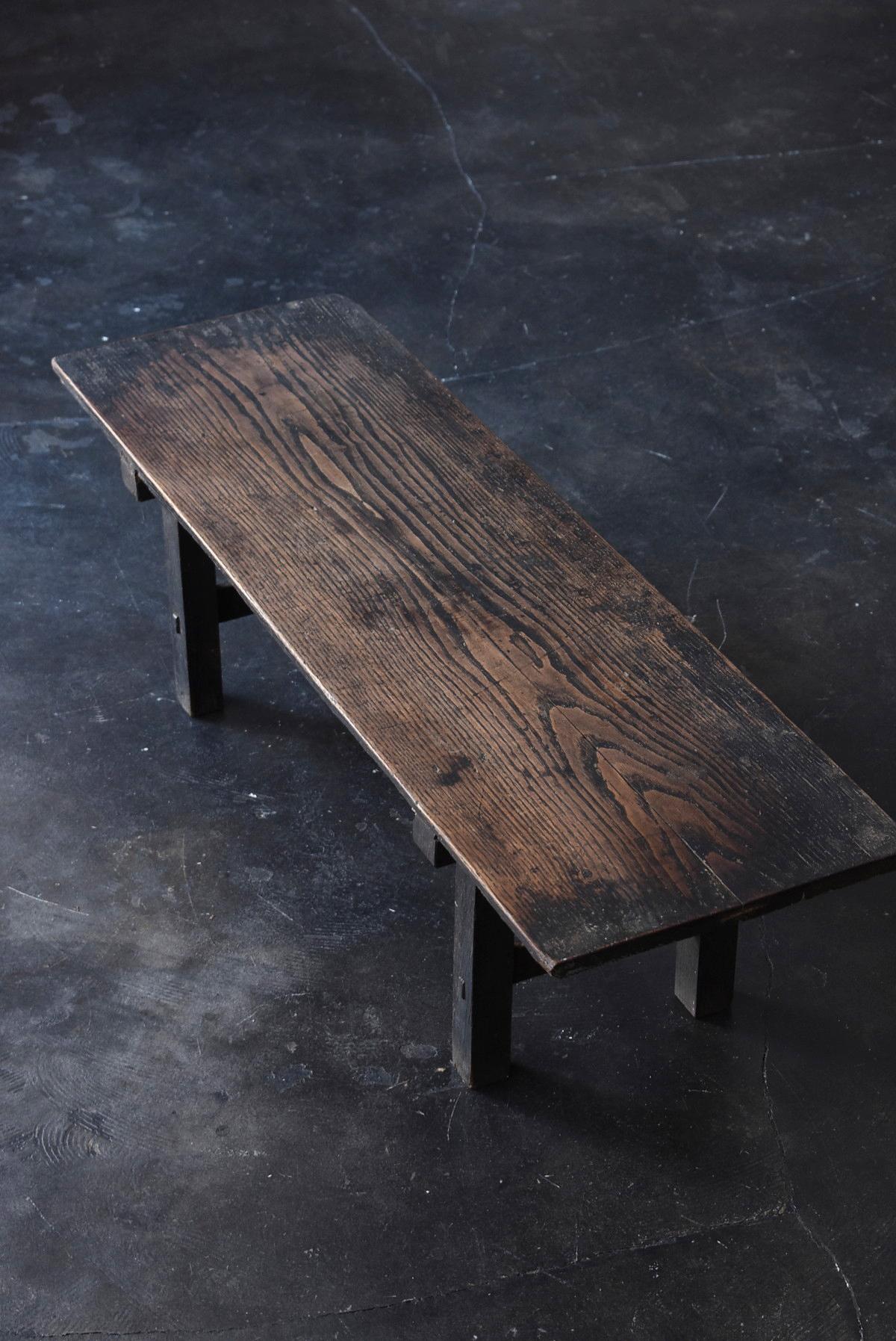 We Japanese introduce unique items with unique aesthetics, purchasing routes, and ways that no one can imitate.

A desk made in Japan from the latter half of the Edo period to the Meiji period.
In old Japan, people used to sit on the floor to eat