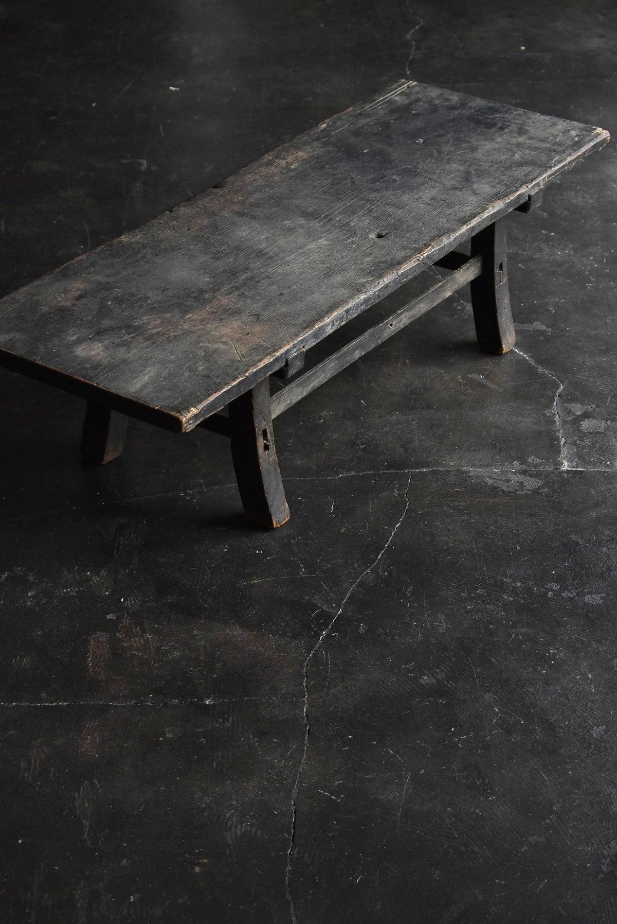 A desk made in the middle to late Edo period in Japan.
In old Japan, people used to sit on the floor to eat and study.
This is a desk mainly for studying and office work.
In the Edo period, there was a facility to teach study.
The name of the