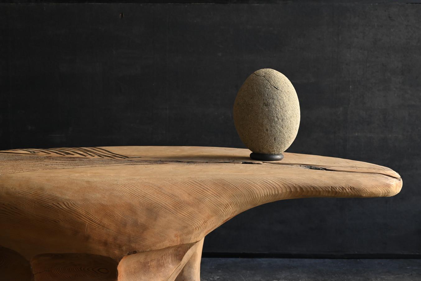 This stone is likely a natural andesite, possibly collected from rivers, and embodies the raw power of nature.
In Japan, from the Edo period onwards, there has been a cultural tradition of revering round stones as sacred objects, and this respect