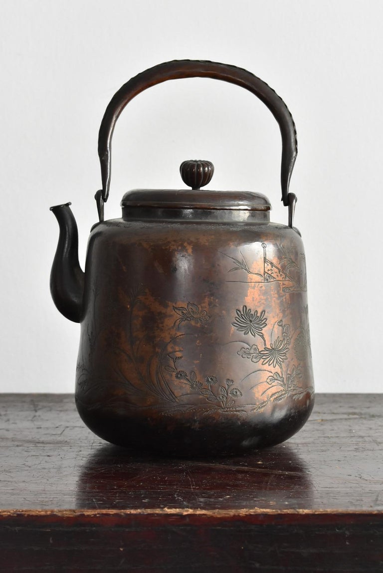 https://a.1stdibscdn.com/old-japanese-embossed-copper-kettle-flower-engraving-19th-early-20th-for-sale-picture-20/f_54872/f_23937442/DSC_1622114379852_master.jpg?width=768