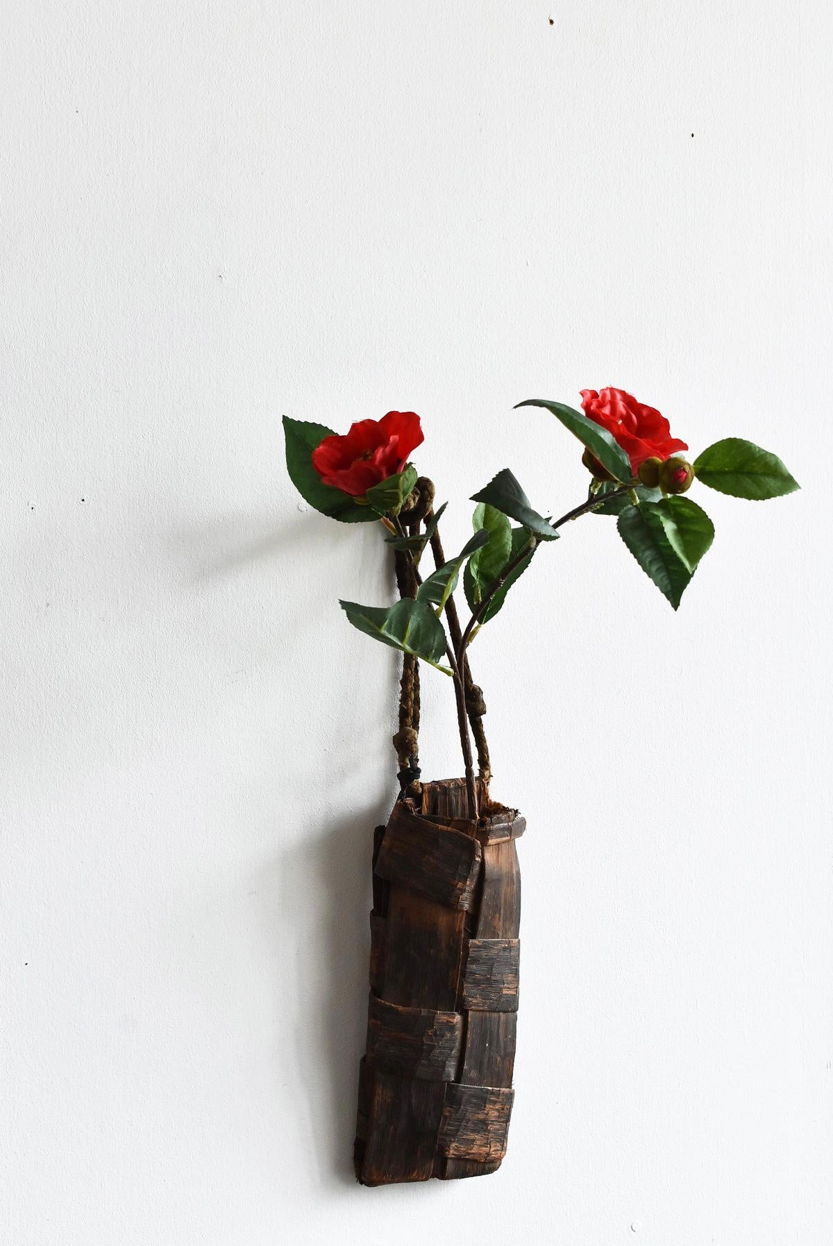It is a tool made by thinning the bark of a tree and knitting it.
This is a bag to put a hatchet for peeling the bark of a tree.
I think it was a tool used from the Meiji era to the early Showa era (1900-1940).
It is used very often and has a