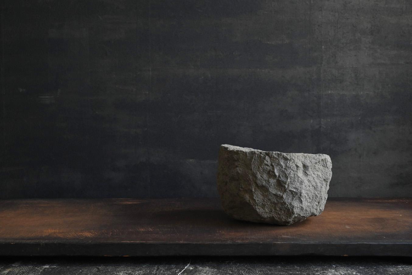 Dies ist ein traditioneller japanischer Gegenstand aus alten Zeiten.

In Japan gibt es eine Kultur, die Gärten schön macht.
Dieser Stein befindet sich an der Stelle, an der sich die Besucher die Hände waschen.
In Japan heißt es 