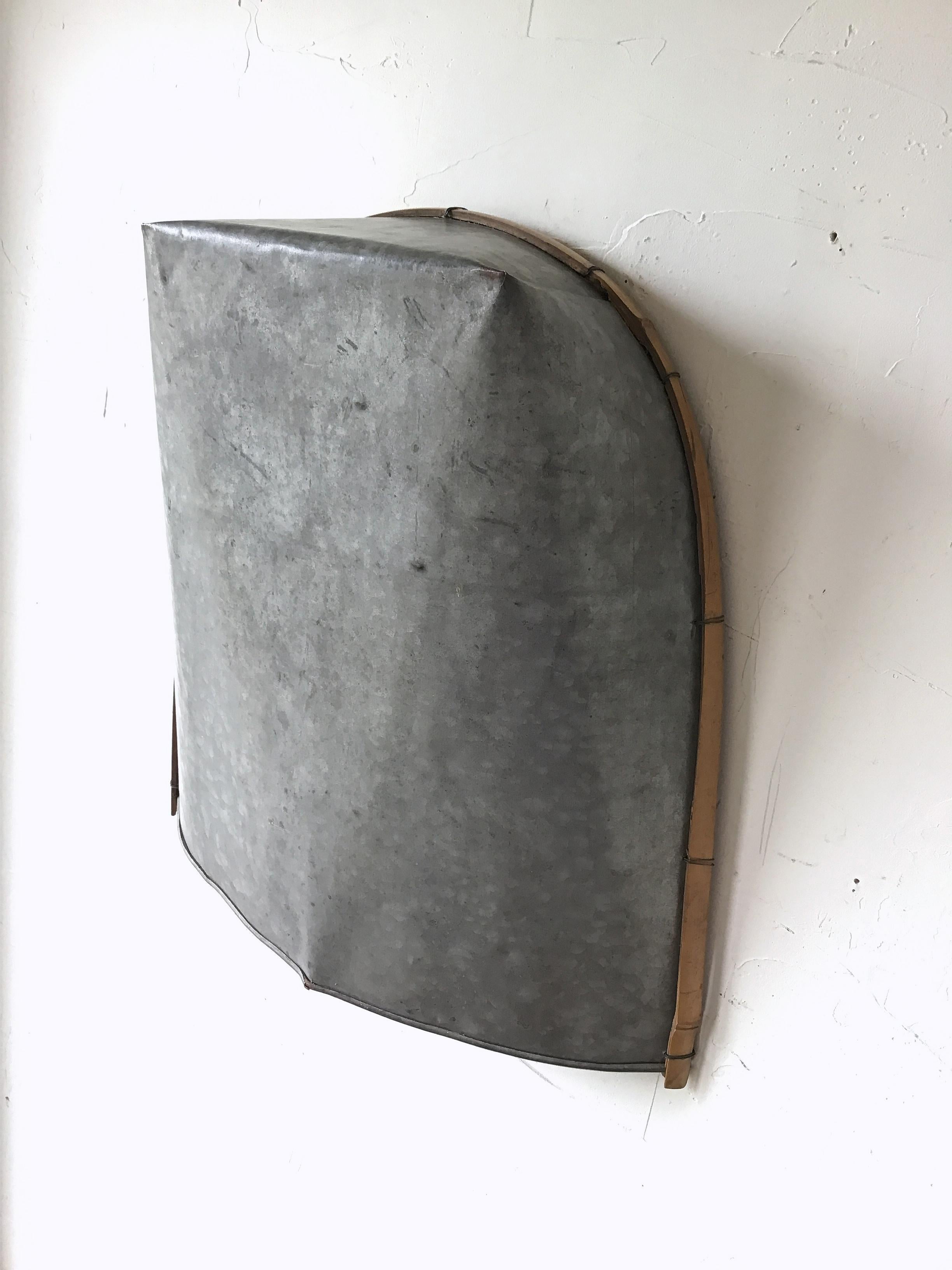 OBJET FAIT D'ÉTAIN ET DE BAMBOU - Appliqué à partir d'une vieille pelle à poussière faite à la main, faite d'étain réutilisé et bordée de bambou. Période Showa, 20e siècle, Japon. Suspendu : environ H 40 x L 39 x P 11cm (15.74 x 15.35 x 4.33in).