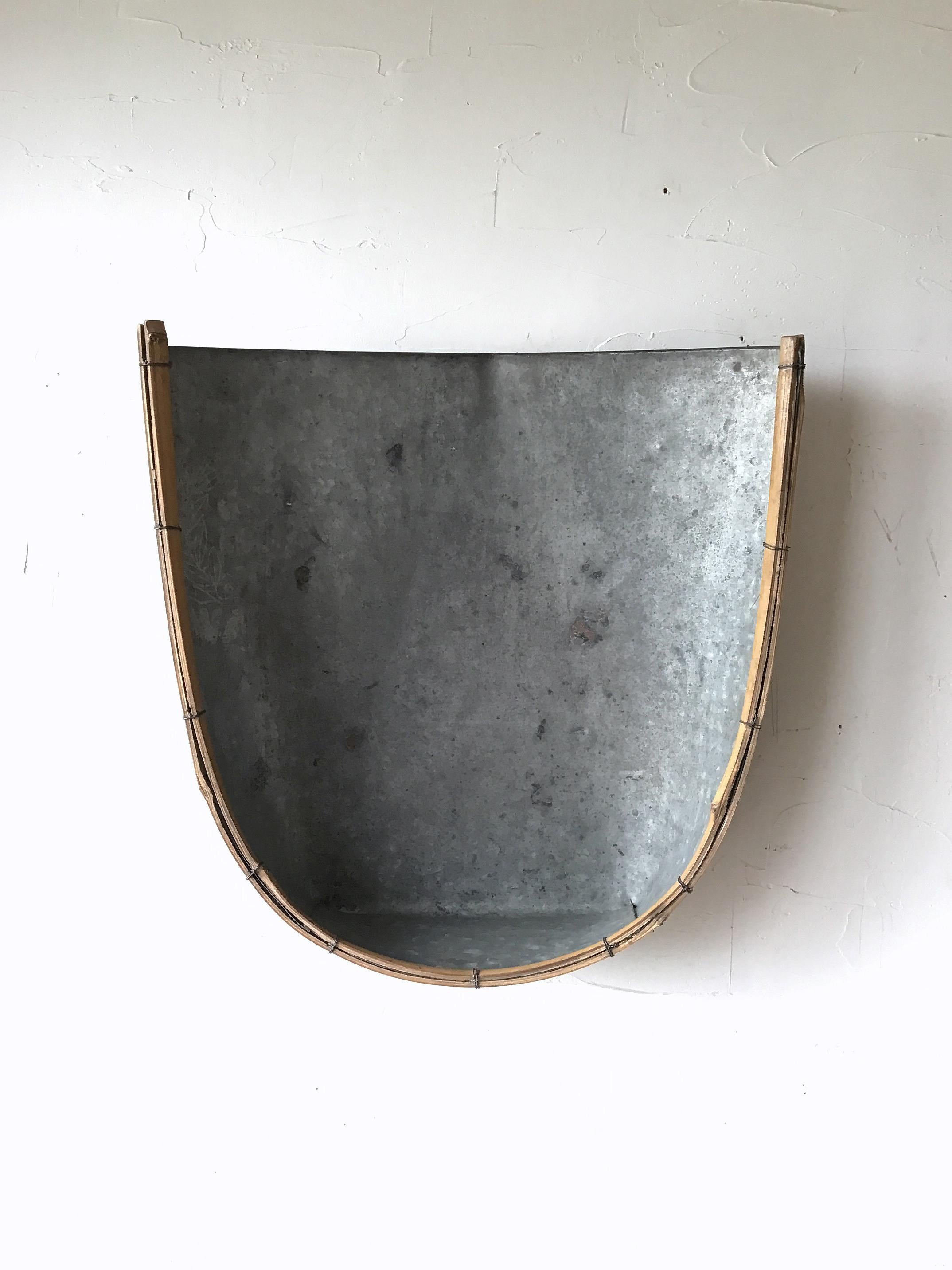 Fait main Ancien Dustpan japonais fabriqué à la main en étain réutilisé et en bambou en vente