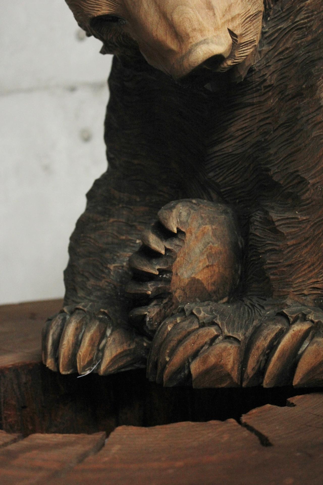 Old Japanese Hokkaido Folk Crafts Large Wood Carving Sitting Bear In Fair Condition For Sale In Niiza, JP