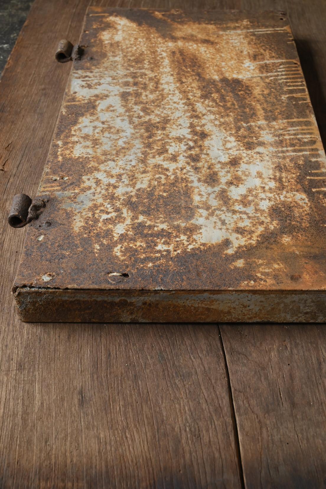 Old Japanese iron door / wall hanging object/Like an abstract painting For Sale 7