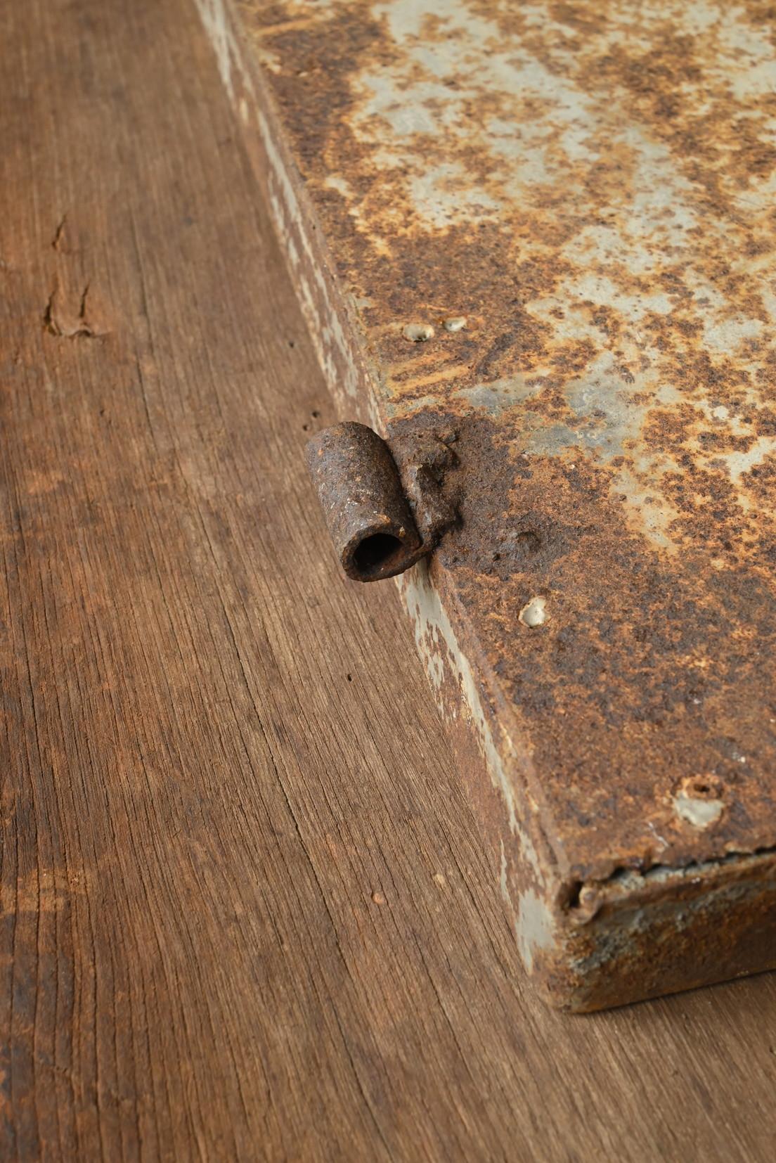 Old Japanese iron door / wall hanging object/Like an abstract painting For Sale 8
